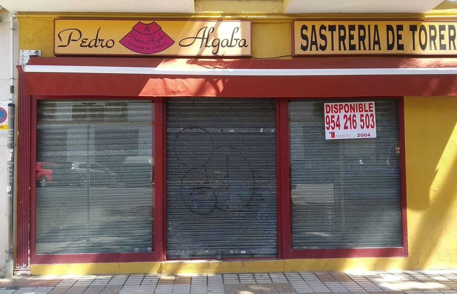 La sastería taurina Pedro Algaba cerrada y "disponible" para otro negocio.