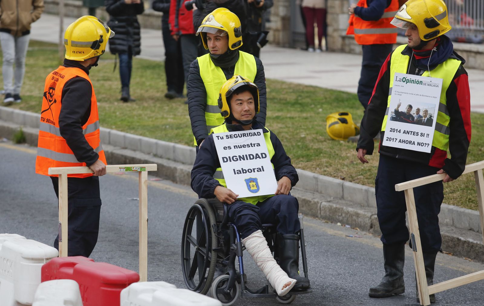 Las imágenes de la 'marcha fúnebre' de los bomberos en Málaga