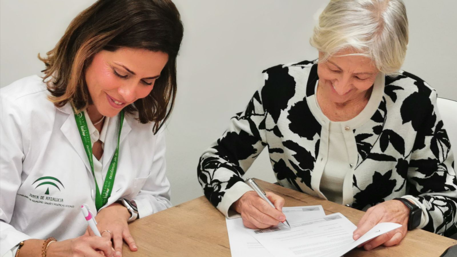 Rúbrica del acuerdo de colaboración por la gerente del Valme, Rocío del Castillo, y la presidenta del Proyecto Chicas Rosas,  Carmen Delgado.