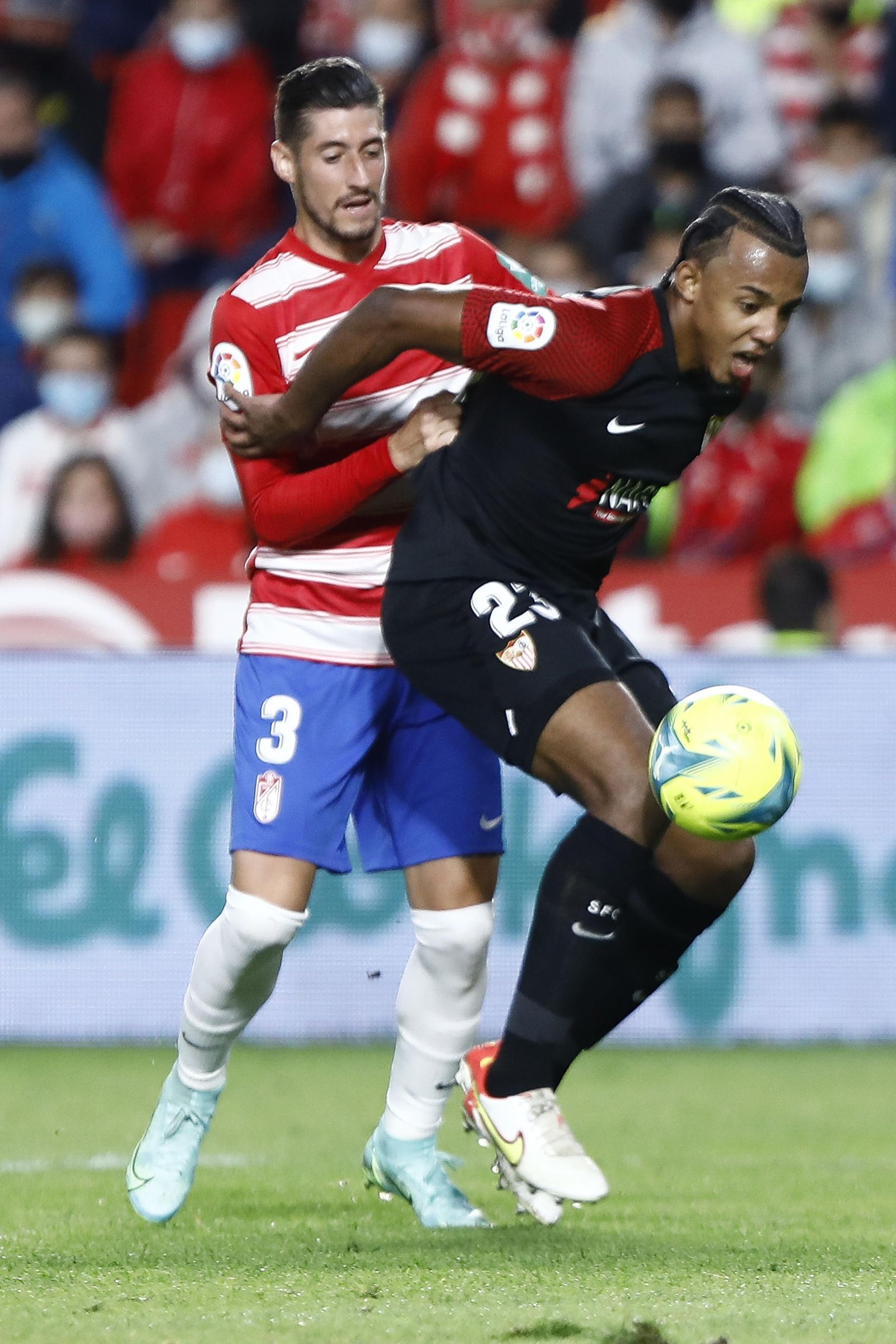 Koundé pugna con Escudero.