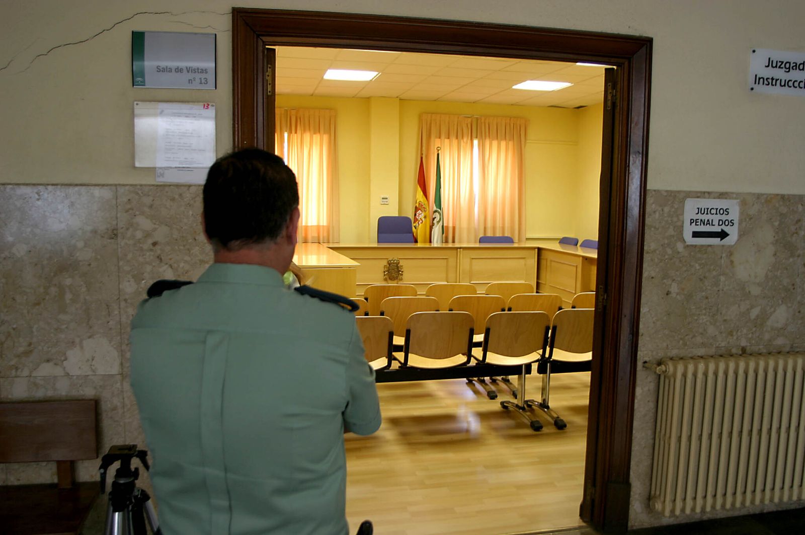 Una guardia civil ante una sala de vistas de los juzgados de Sevilla.