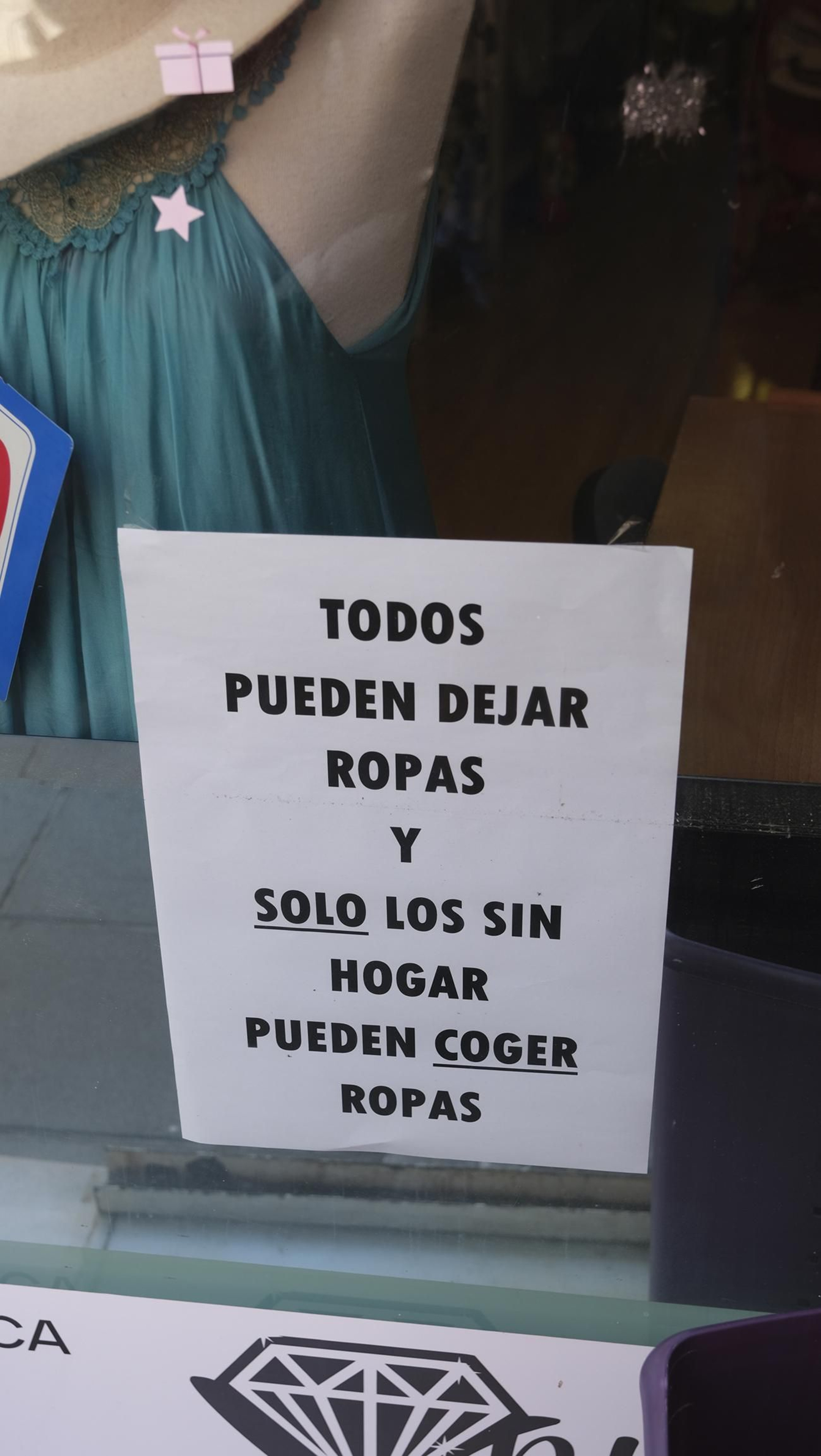 Las imágenes de la asociación que regala libros y ropa a las personas sin hogar en El Zapillo