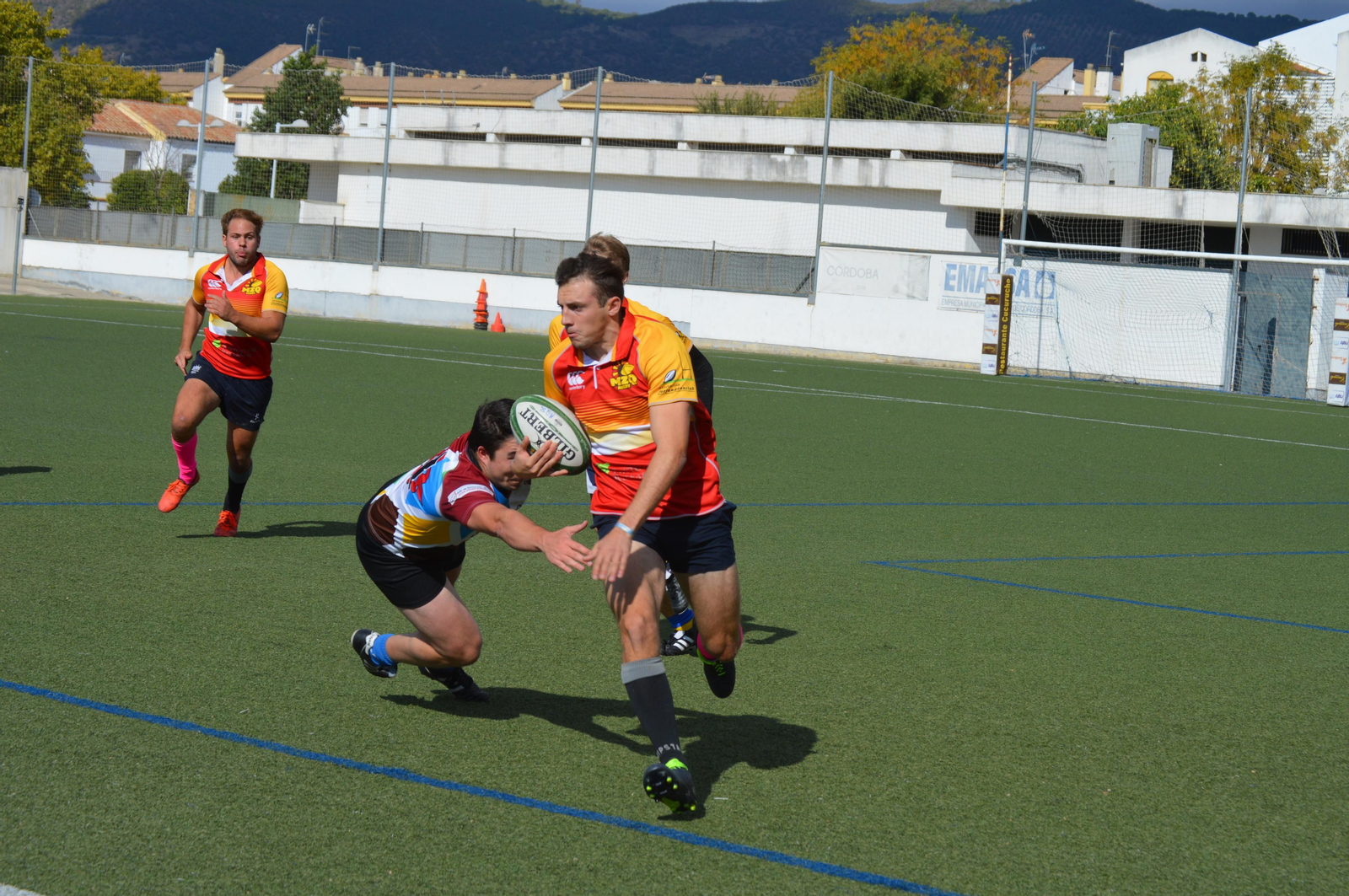 Un jugador del Mezquita inicia el ataque
