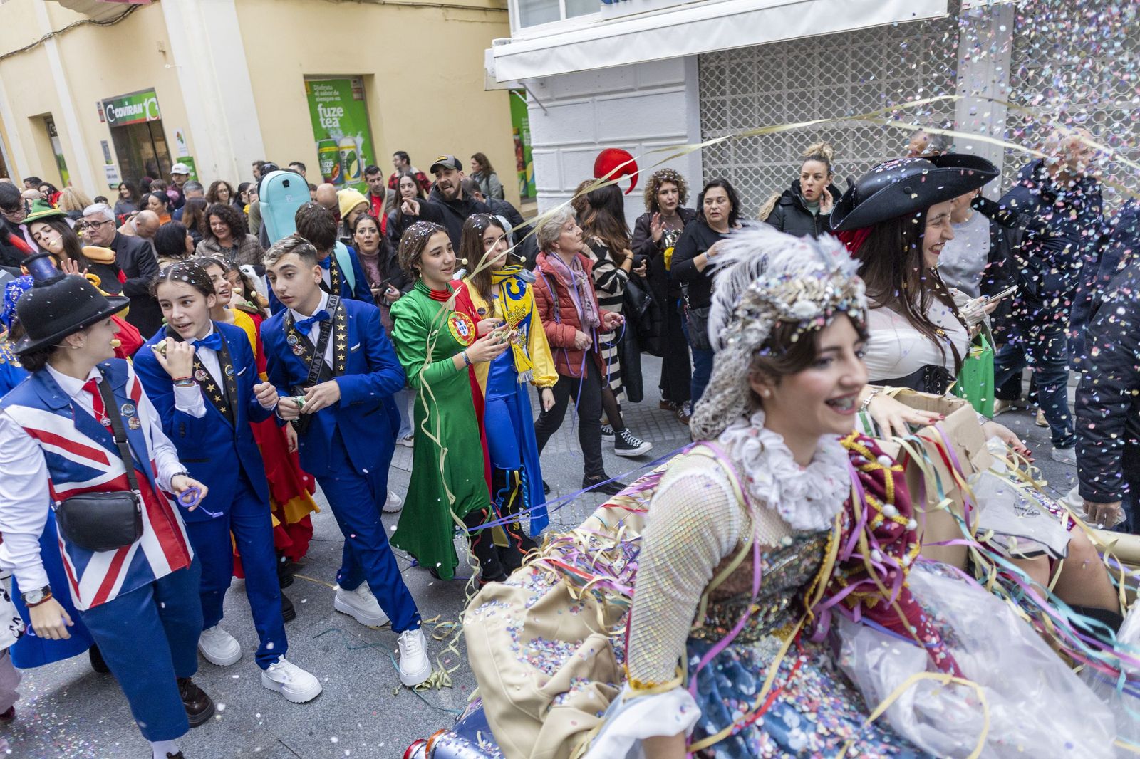 El Carnaval en la calle calienta motores: pregón infantil y concierto en San Antonio
