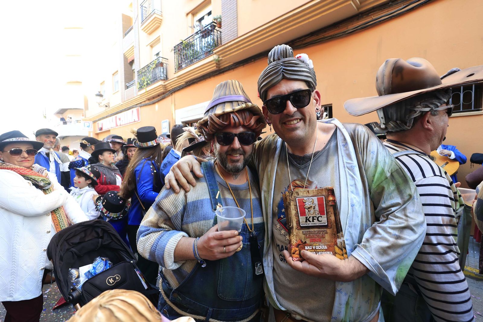 Búscate en las fotos de la cabalgata del Carnaval de La Línea 2026