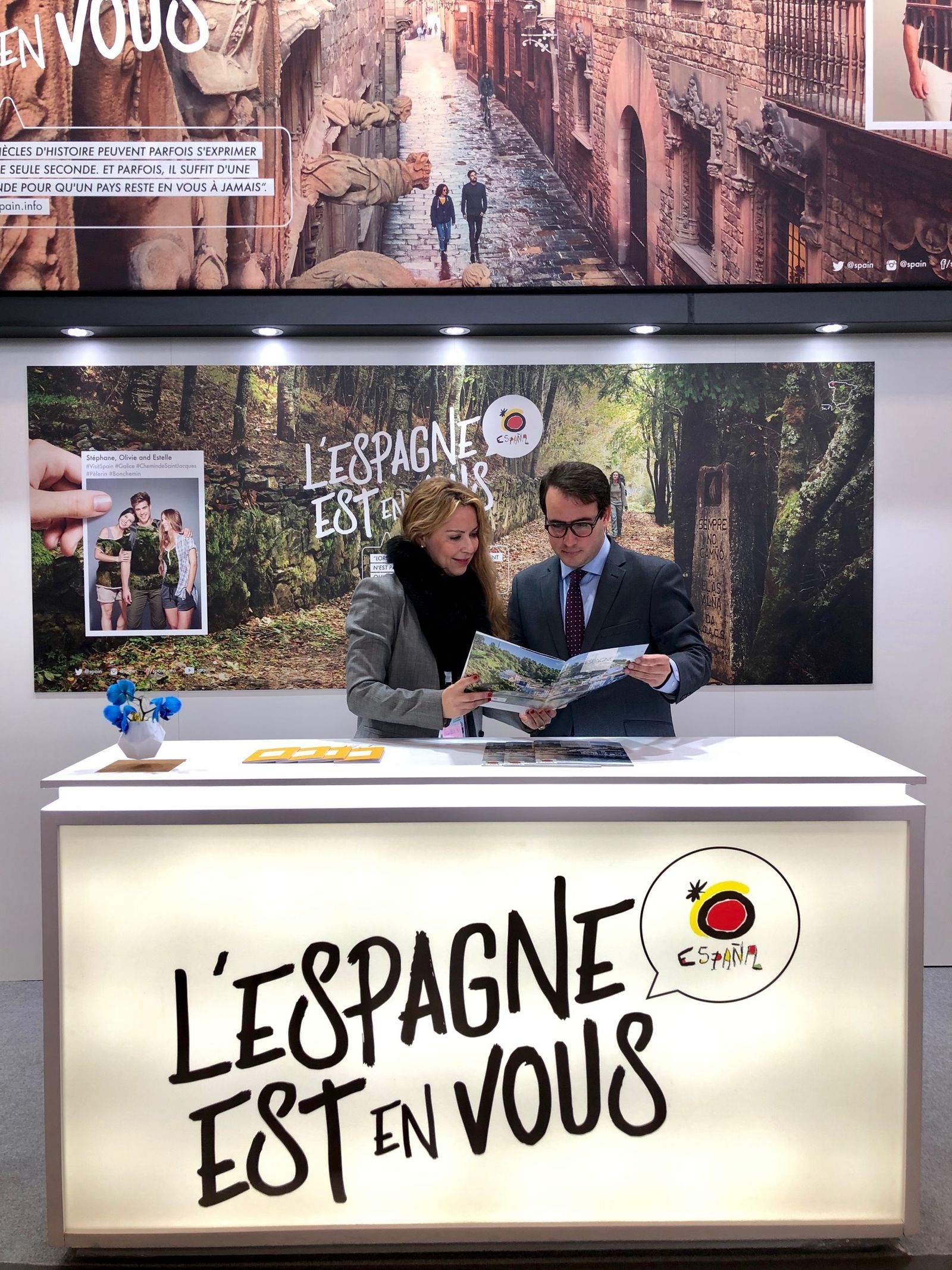 El diputado con la directora de la Oficina Española de Turismo (OET) de París, Tatiana Ramos