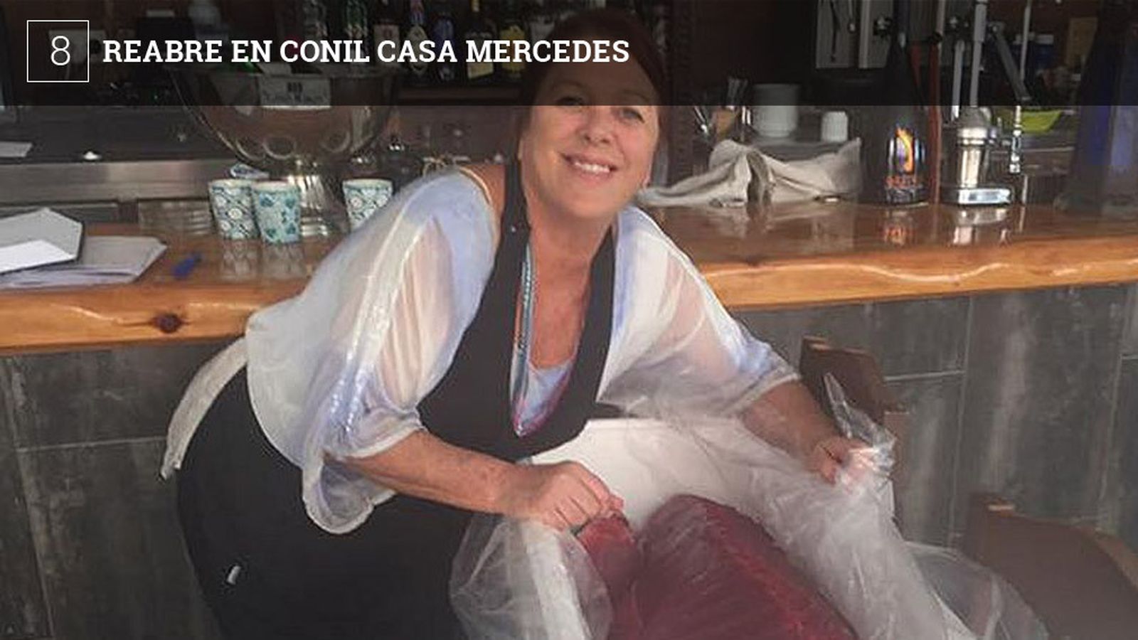 Casa Mercedes, un singular restaurante de Conil situado en la calle Virgen de la Luz, ha reabierto tras unos meses cerrado.  Mercedes Llacer sigue dirigiendo el establecimiento y elaborando sus platos en una cocina alimentada con carbón, algo que caracteriza al local. La carta es corta y cambia a diario aunque no suelen faltar guisos tradicionales y algunos pescados hechos a la brasa. Tienen una pequeña terraza bastante agradable.