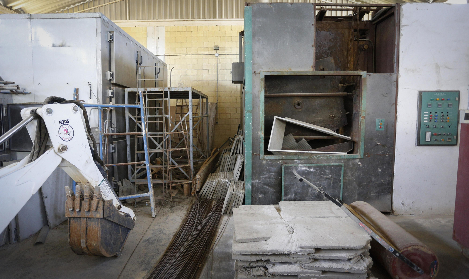 Imágenes del mal estado de los hornos, frigorificos y fosas comunes del cementerio de Sevilla.