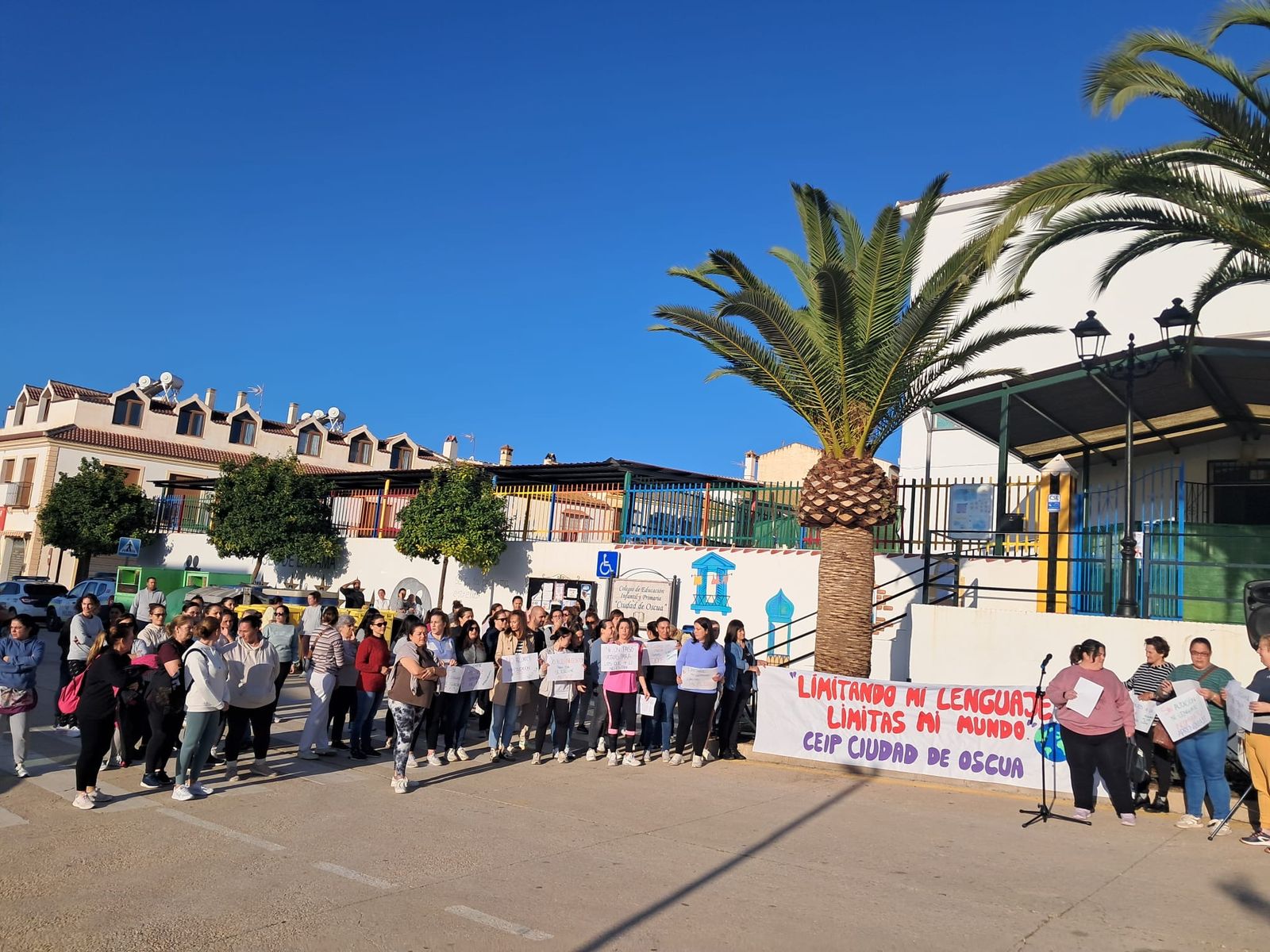 Protesta a las puertas del colegio público de Villanueva de la Concepción