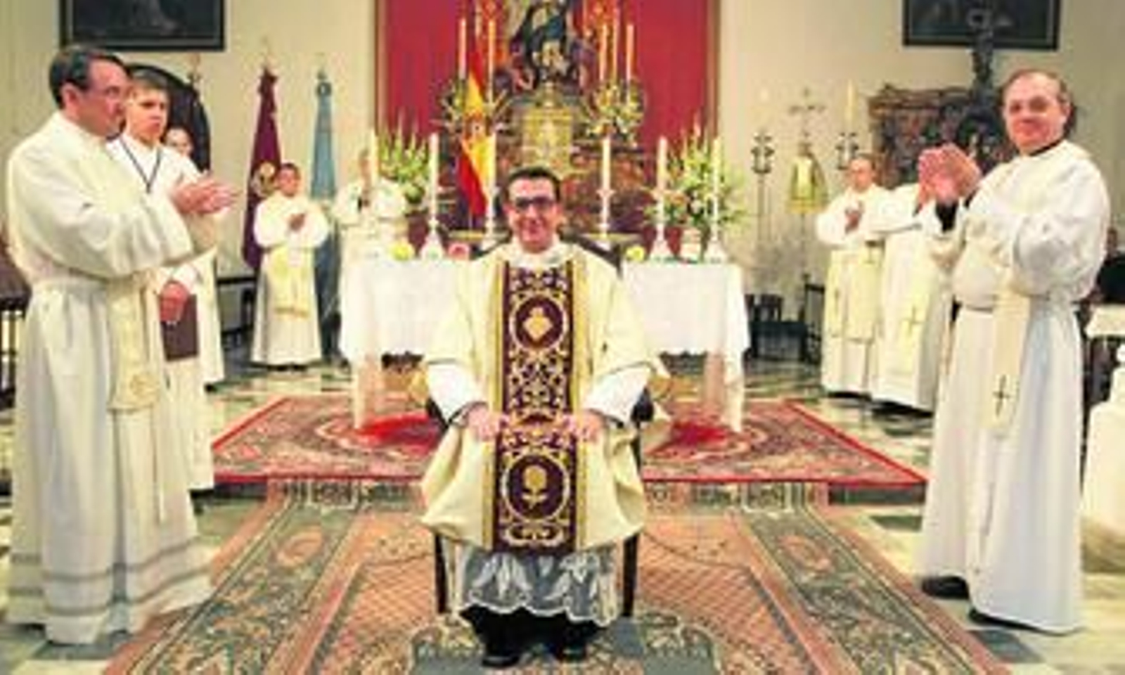 César Sarmiento recibe el aplauso de todos sentado en el sillón presidencial tras tomar posesión como párroco de la Castrense.