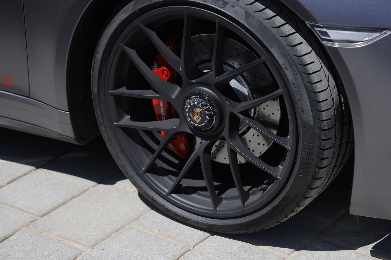 Las imágenes del 60º aniversario  del Porche 911 en la Plaza de España de Sevilla