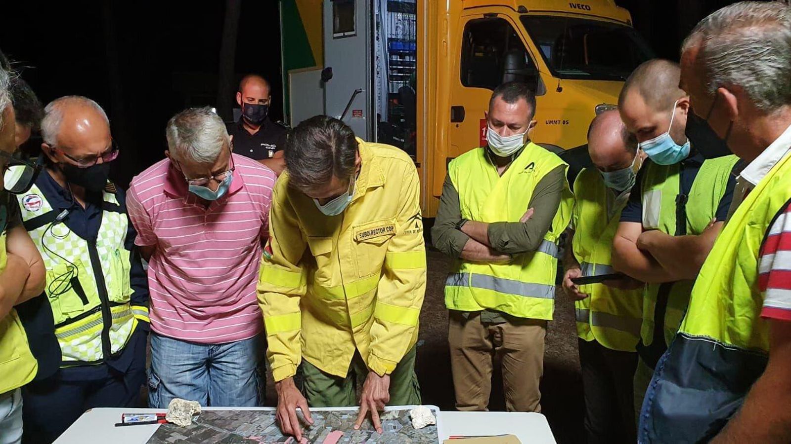 El alcalde de Bonares, Juan Antonio García, junto al equipo de emergencias. El alcalde de Bonares, Juan Antonio García, junto al equipo de emergencias.