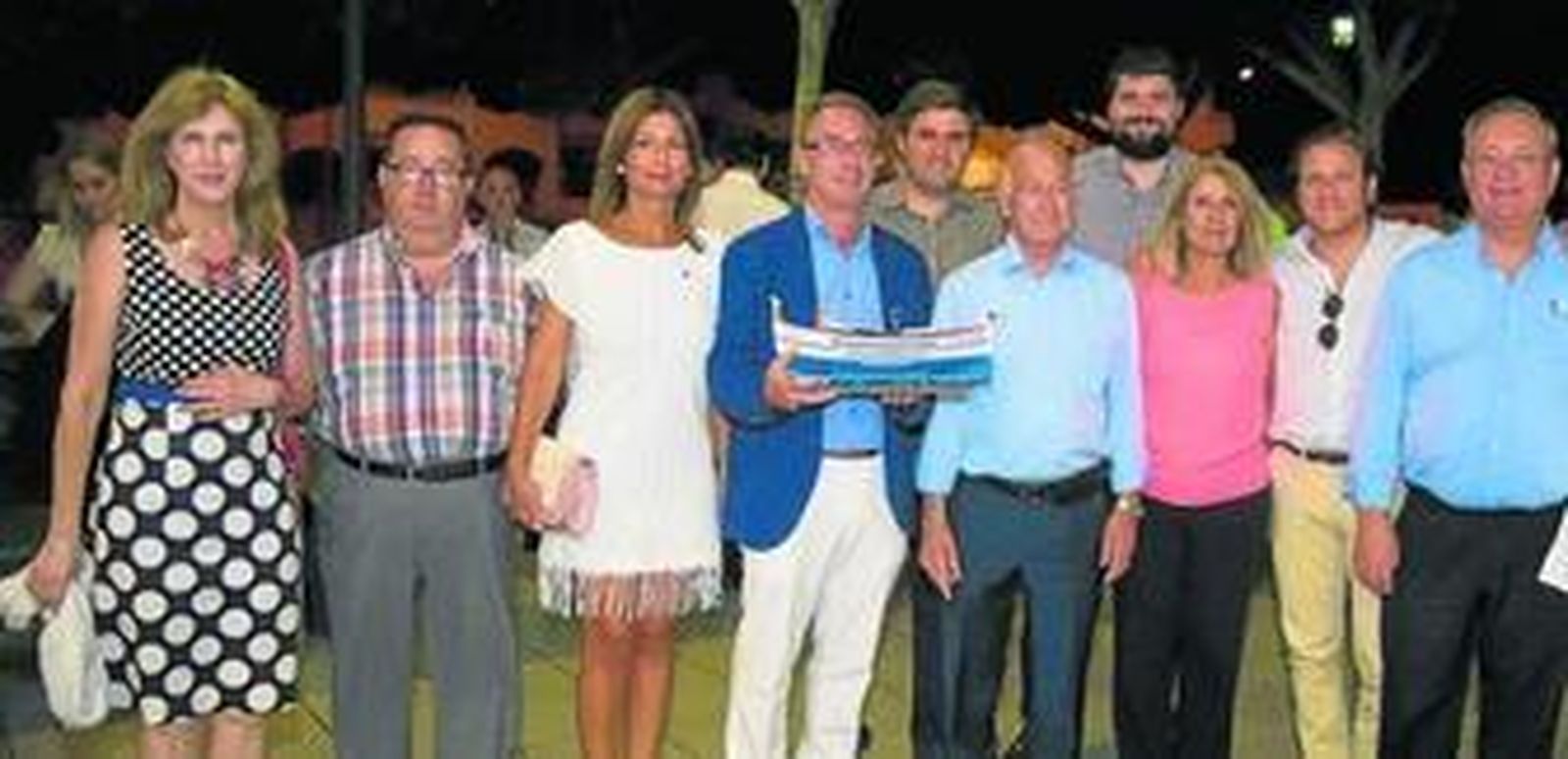 Concejales y alcalde posando con el pregonero de las fiestas de Aguadulce, quien sostiene una réplica de un barco.