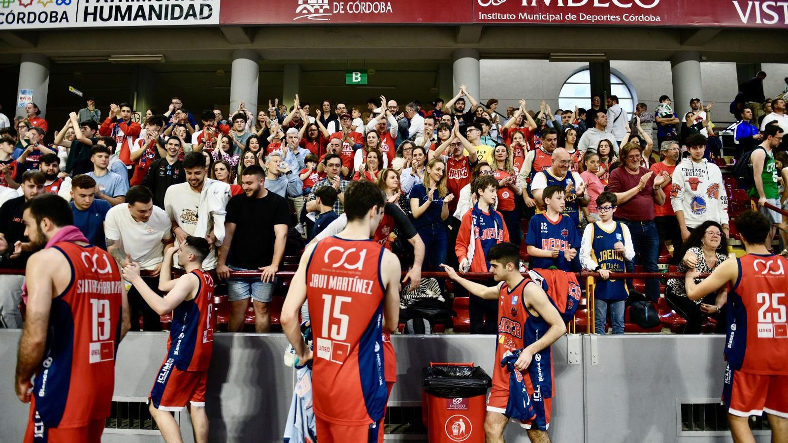 Alrededor de 150 aficionados jiennenses acompañaron al Jaén CB en el pabellón Vista Alegre.