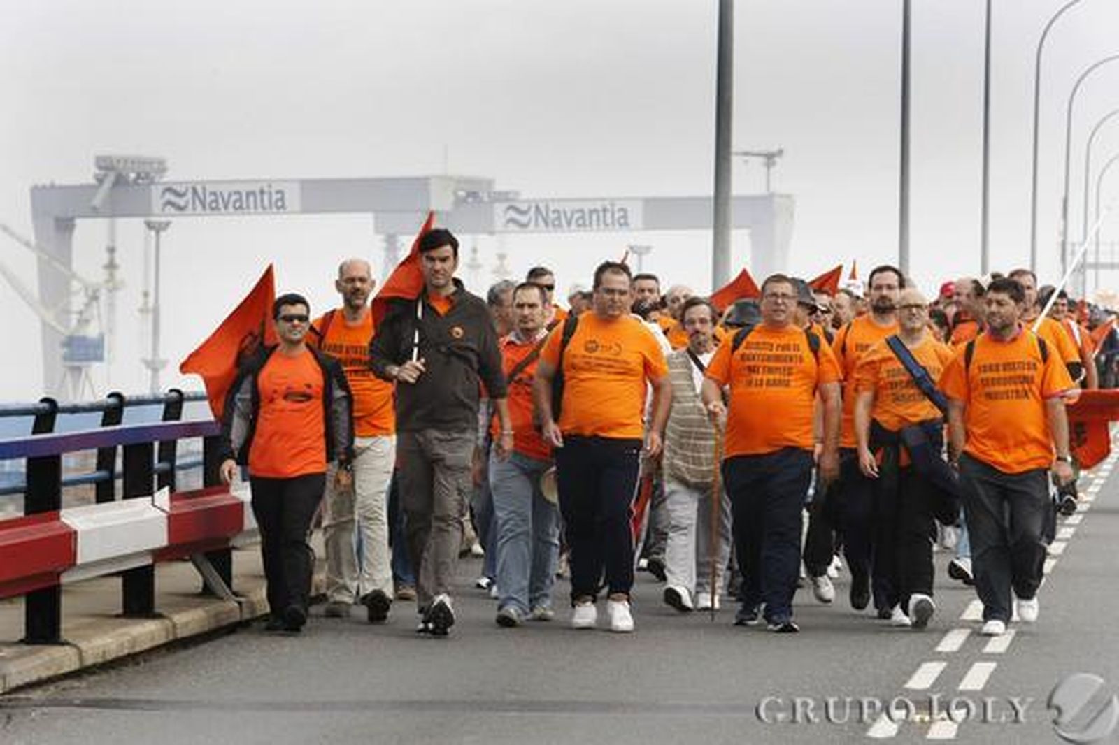 La plantilla de Cádiz Electrónica marcha de El Puerto a la capital para reclamar soluciones ante el ERE que plantea la empresa. 

Foto: Fito Carreto