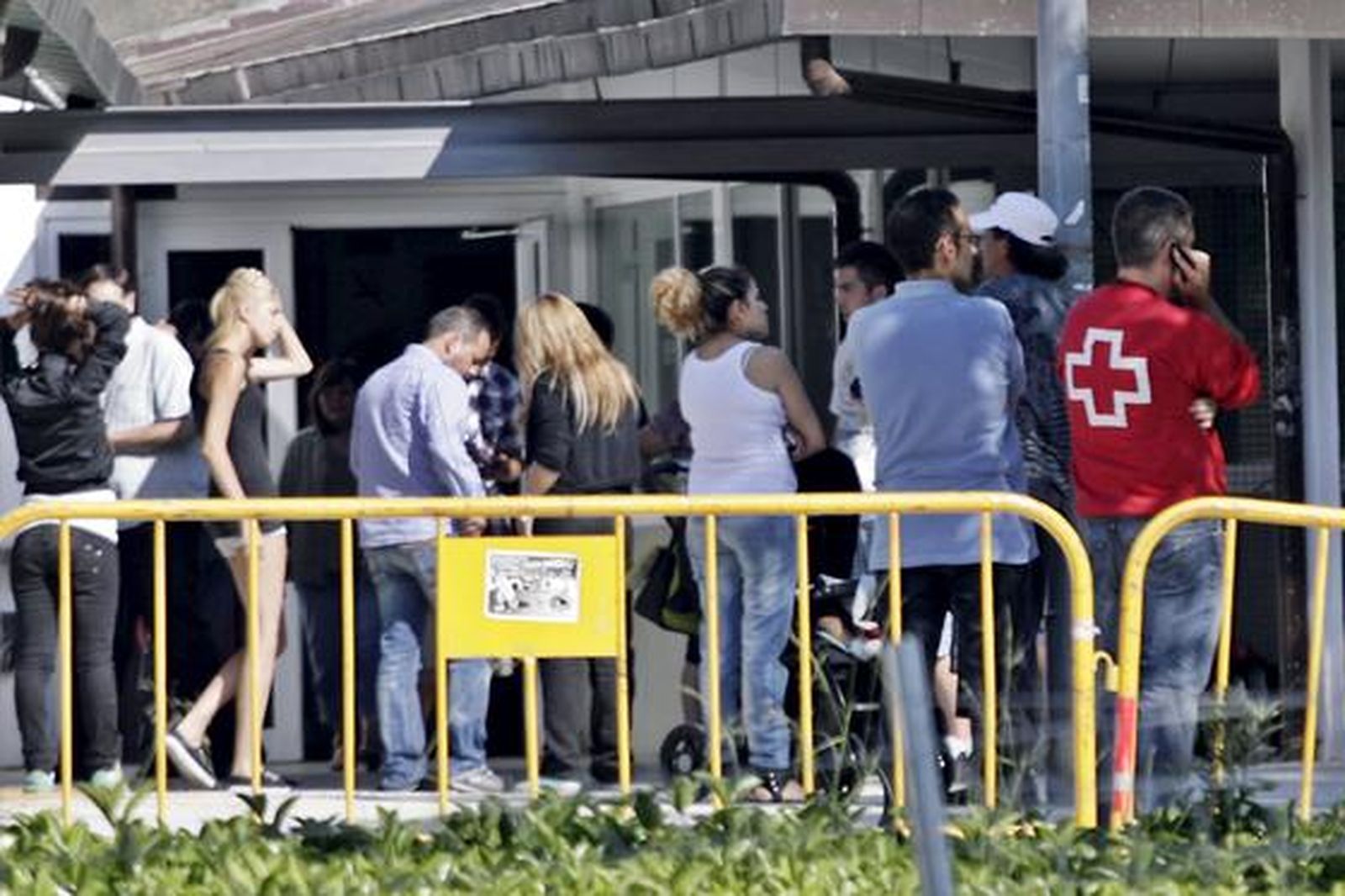 Amigos y familiares de la victimas del accidente ferroviario en la estación de Castelldefels.

Foto: Xavier Bertral (EFE)