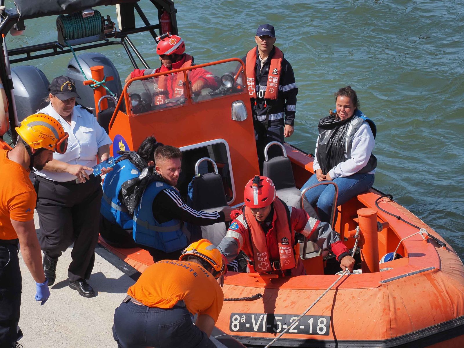 Las mejores imágenes del choque entre un ferry y un pesquero en medio del Guadiana