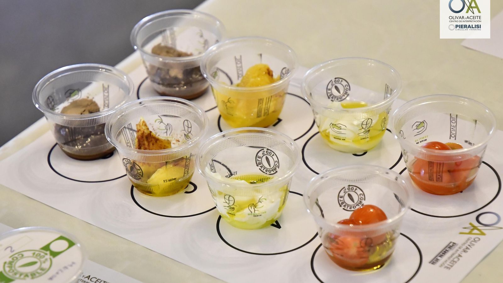 Muestras de aceite de oliva dispuestas con su maridaje para la cata.