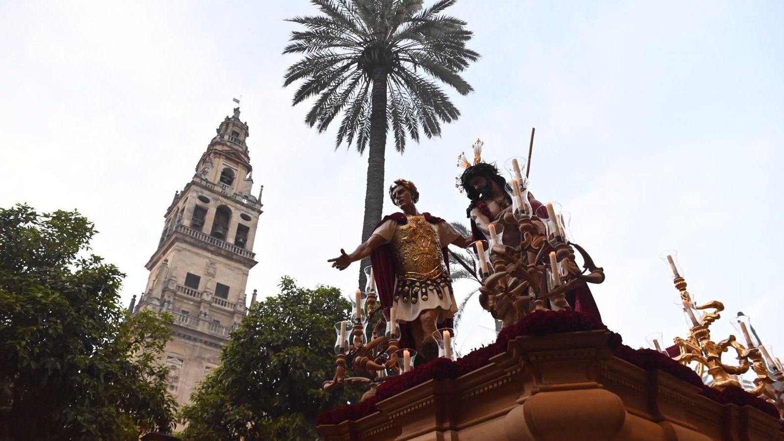 El Señor de los Afligidos, en el Patio de los Naranjos.