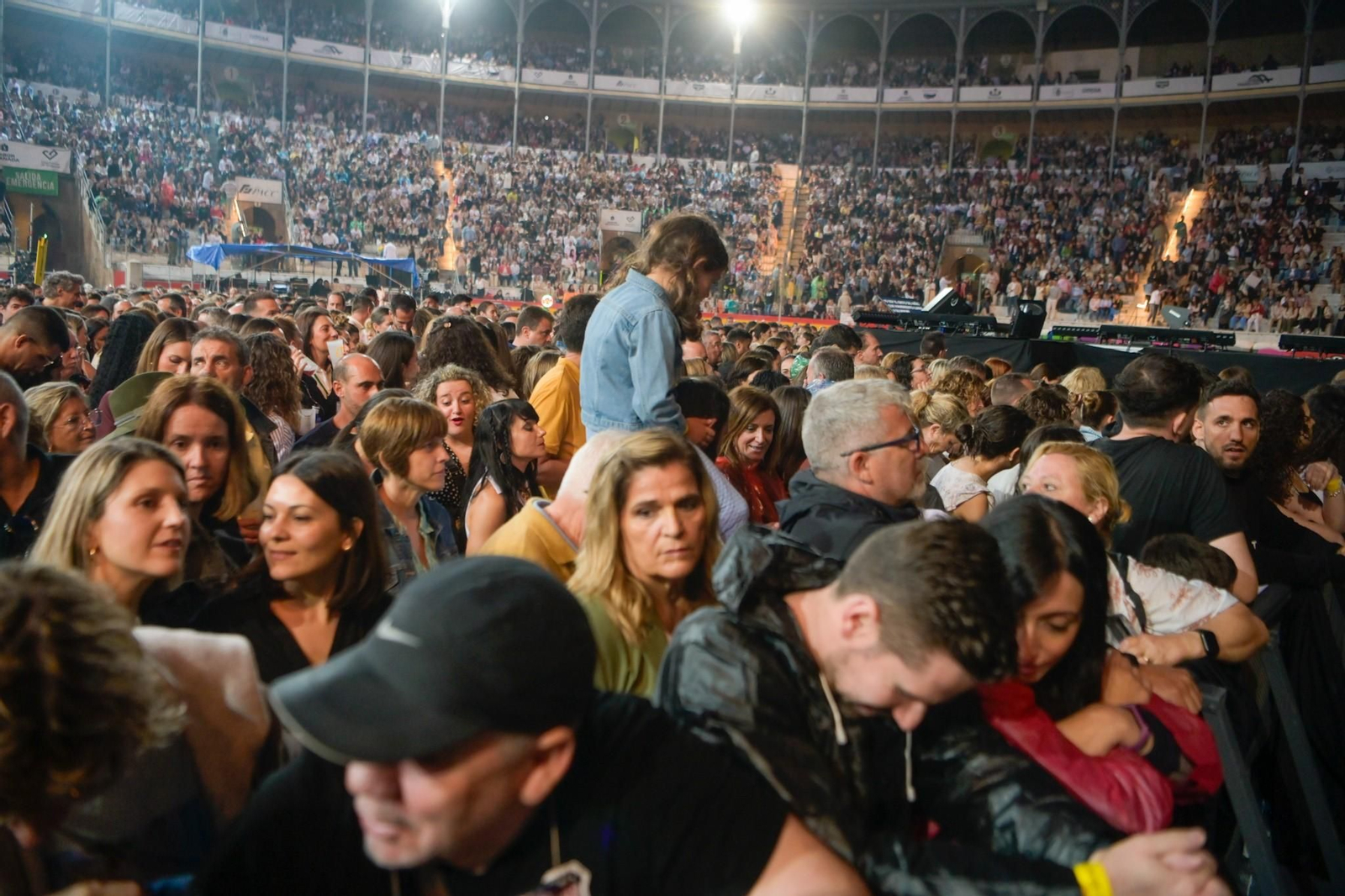 La lluvia de Granada no frena el baño de masas de un Manuel Carrasco ‘Salvaje’