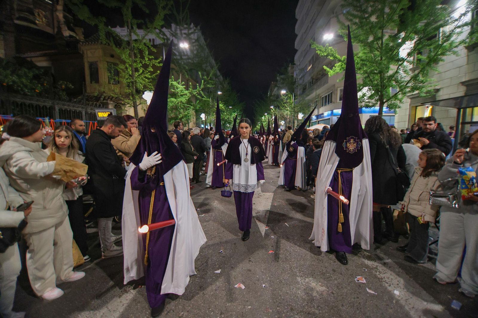 Así recibió la Gran Vía de Colón a la Hermandad de las Penas 2025