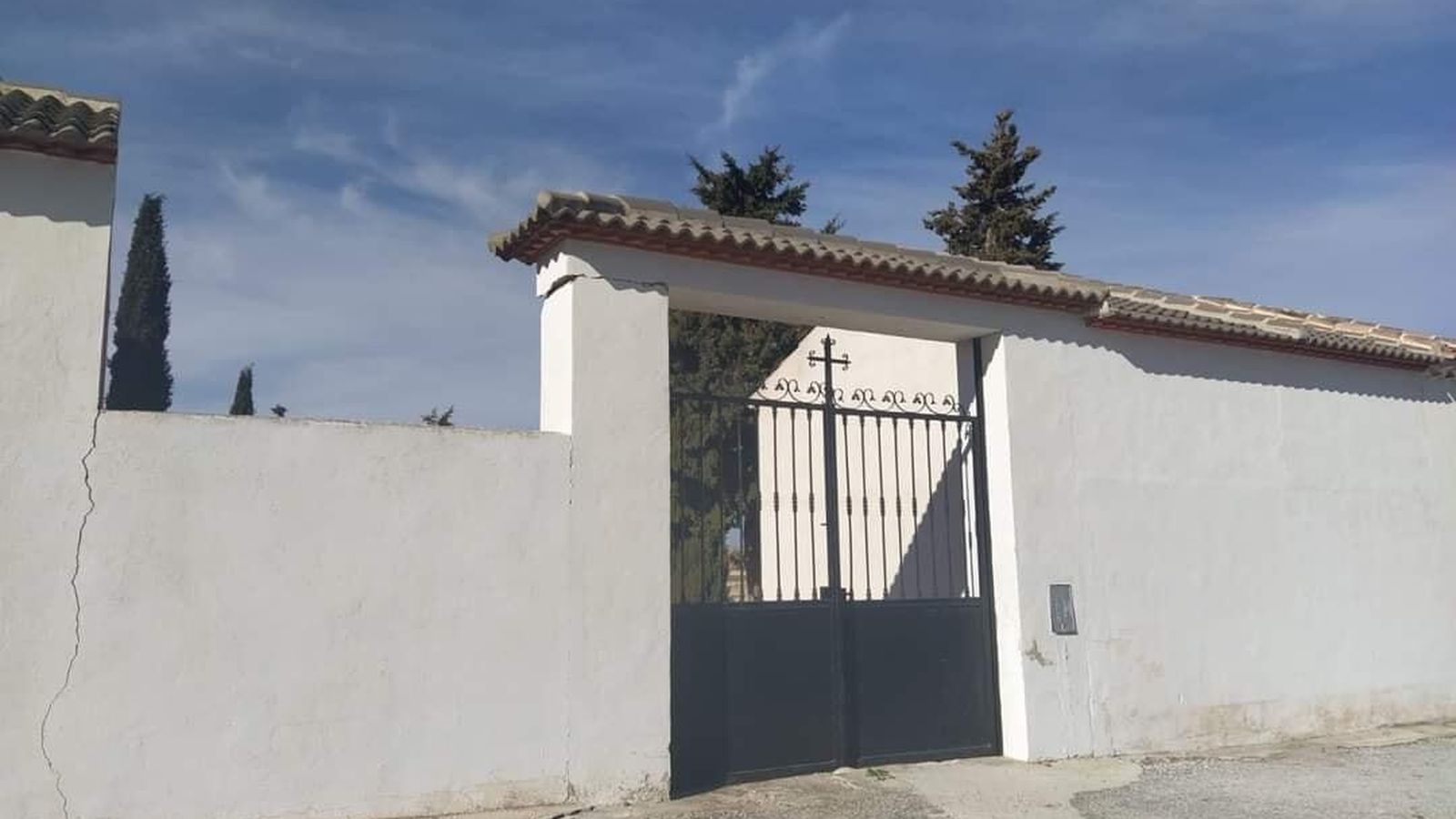 Puerta de acceso al cementerio de Topares que actualmente está rota y cuesta abrirla y cerrarla