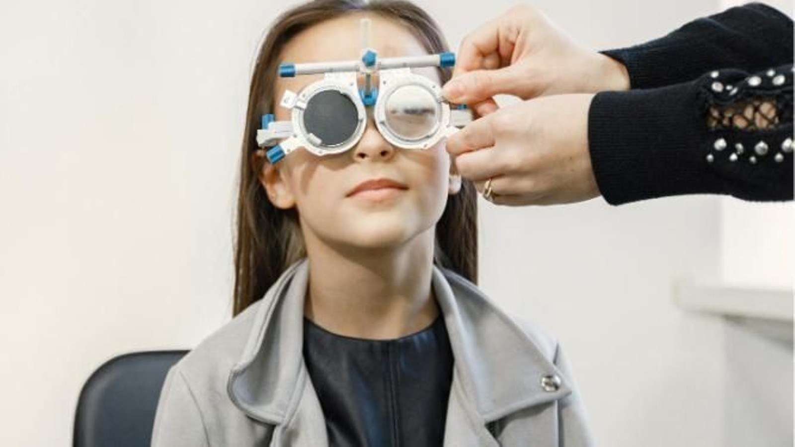 Niña revisándose la vista.