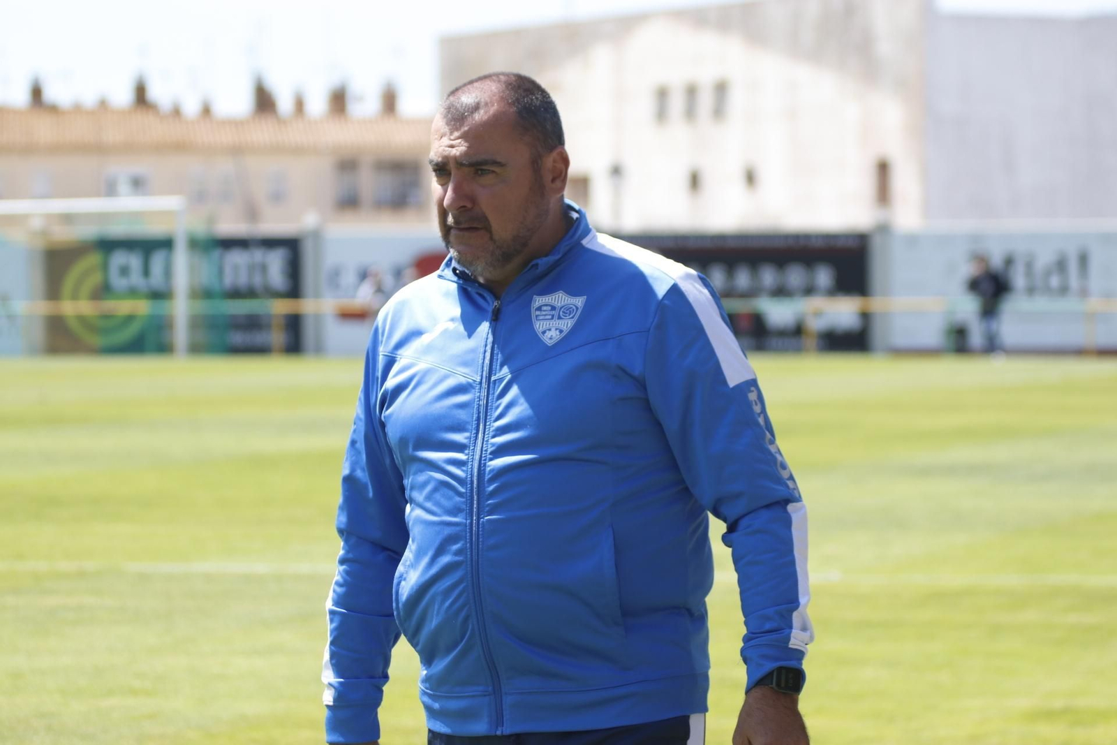 Joaquín Hidalgo sigue el desarrollo del partido en la banda del San Rafael.