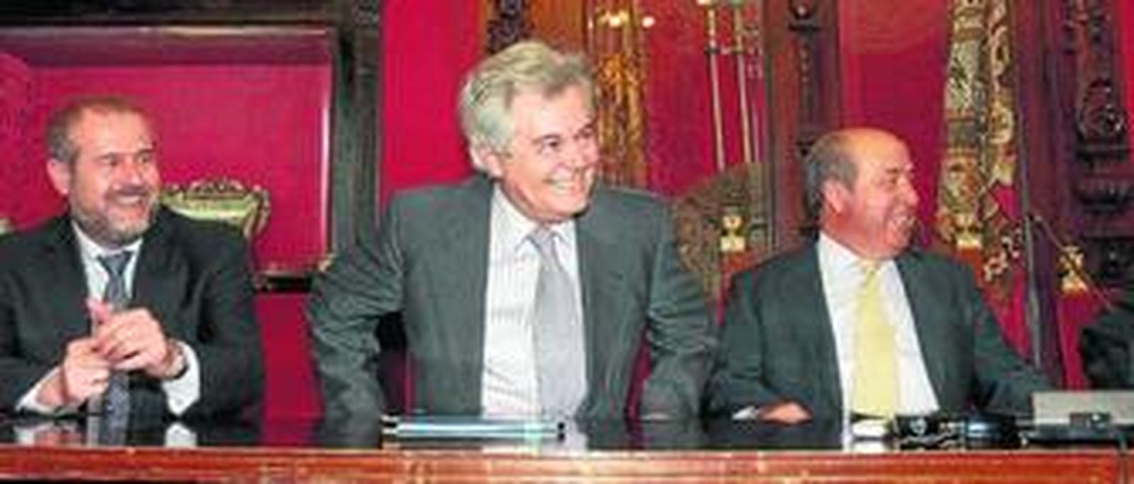 Ramón Martín, director general de Cajagranada, Antonio Jara y José Torres Hurtado, en el Ayuntamiento.