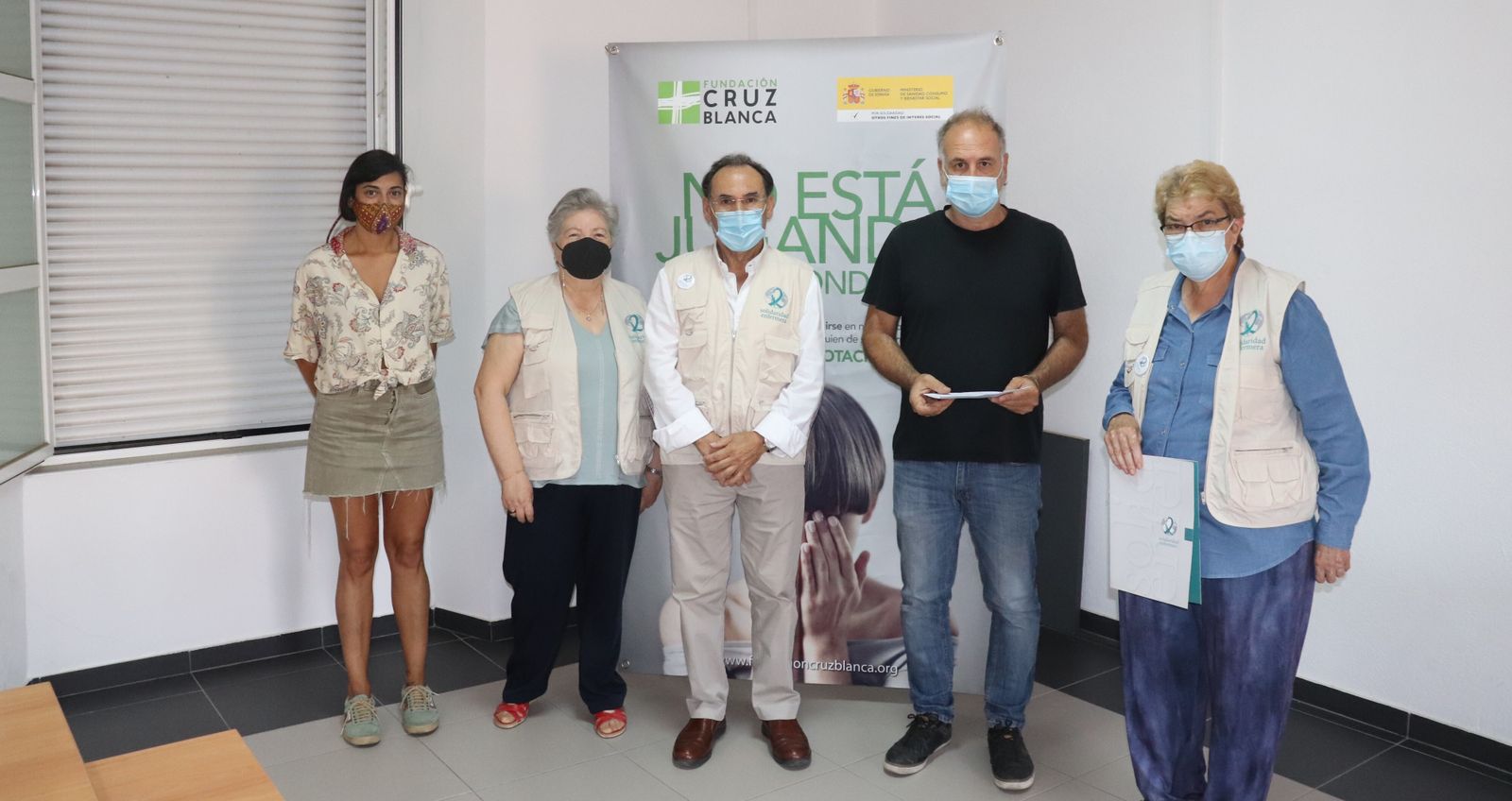 Voluntarios de Solidaridad Enfermera Córdoba junto a responsables de la Fundación Cruz Blanca.