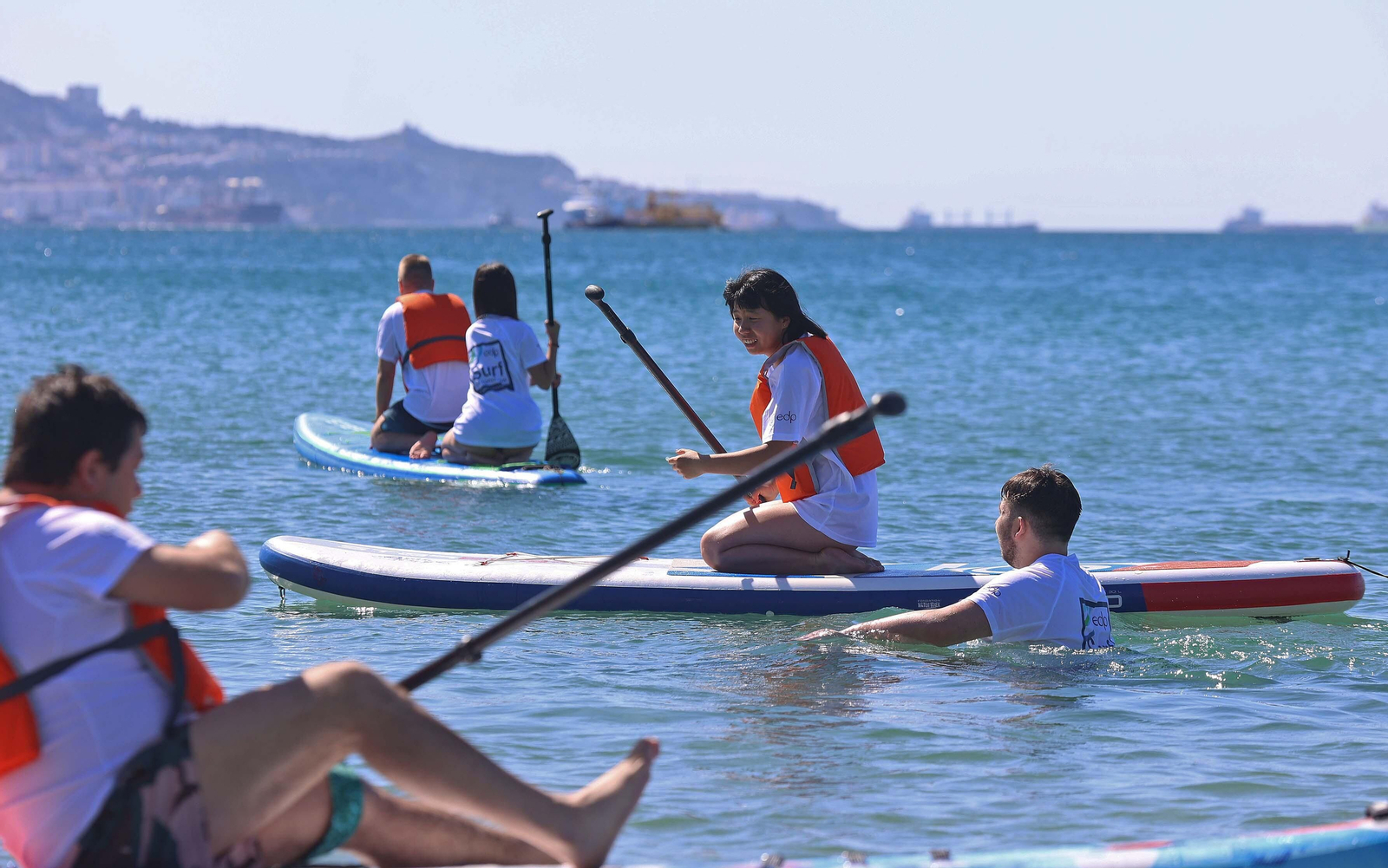 Fotos de la jornada de paddel surf inclusivo de EDP en Palmones
