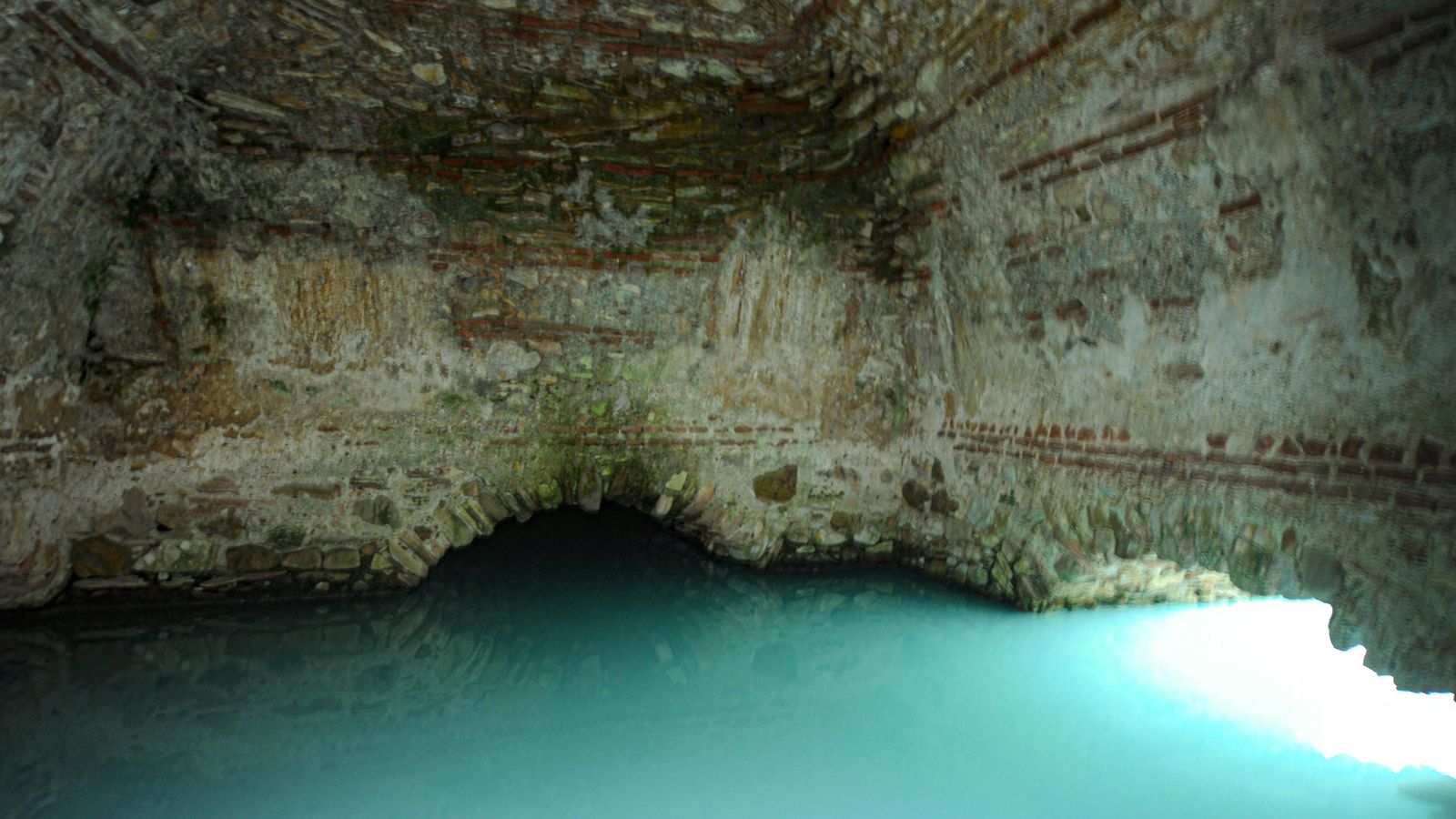 Vista de parte de los baños de La Hedionda, en Casares.