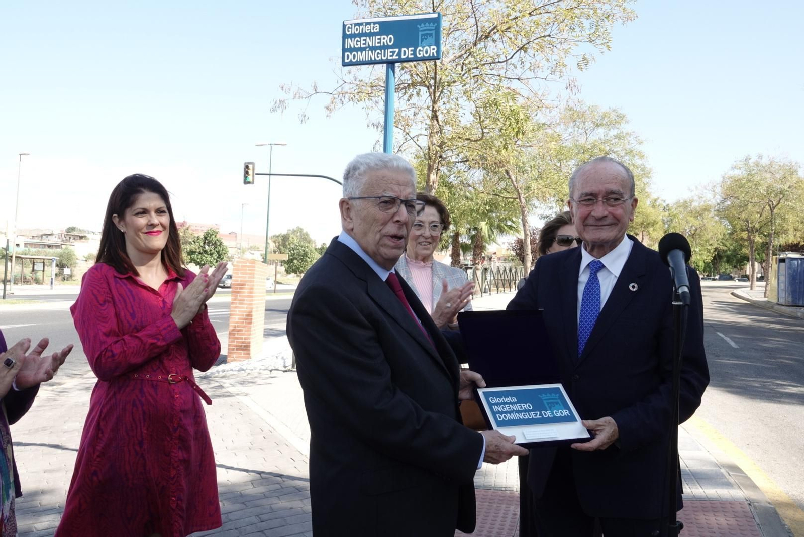 El alcalde de Málaga, Francisco de la Torre, entrega una placa a Rafael Domínguez de Gor, fundador de Mayoral.