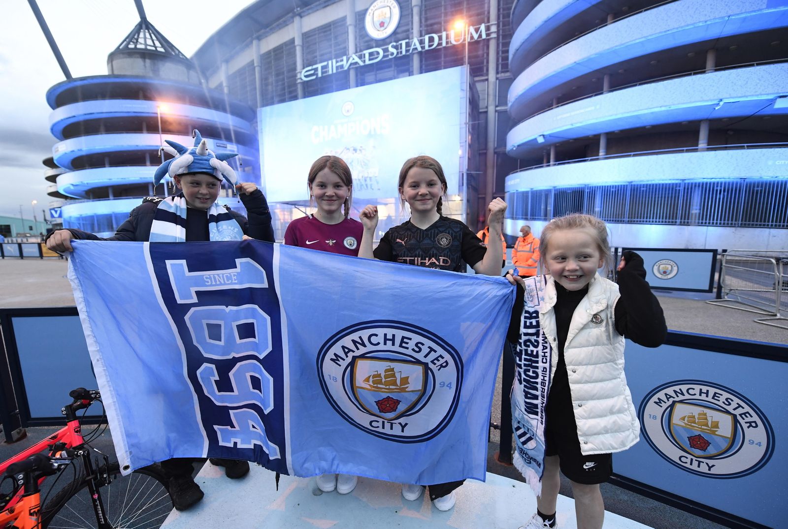 Aficionados del City celebran el título en las puertas del Etihad Stadium