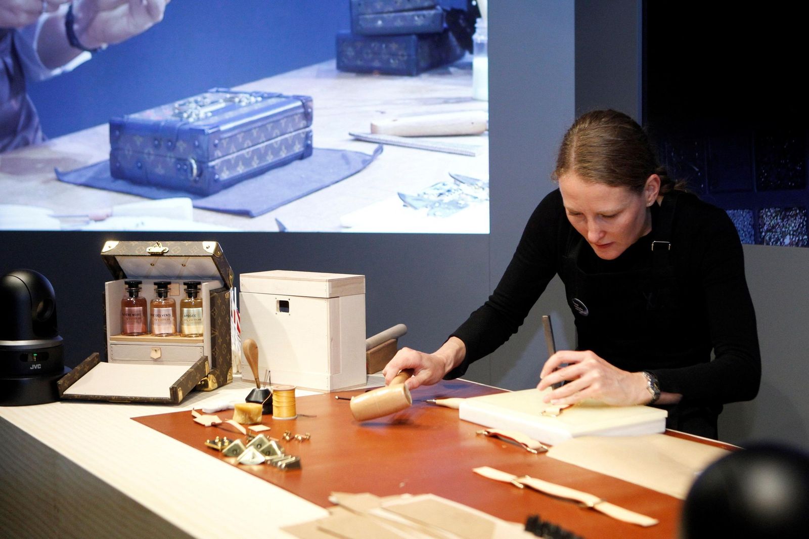 La exposición refleja el trabajo de la firma francesa.