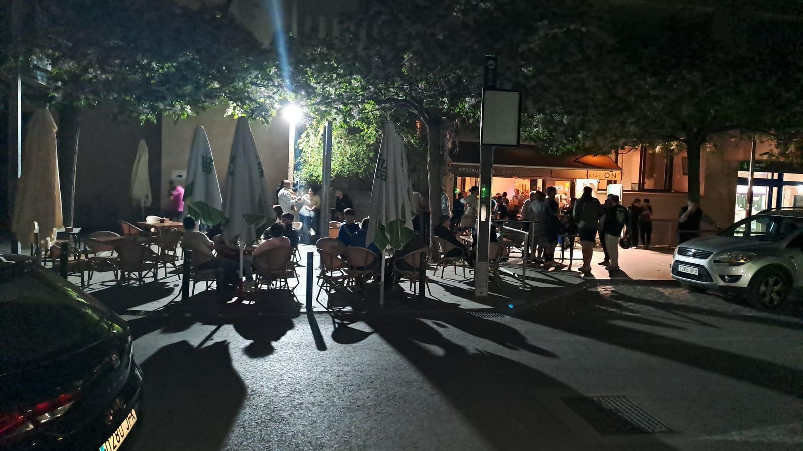 La cantina de la Estación de Tren, a tope, en la noche del apagón.