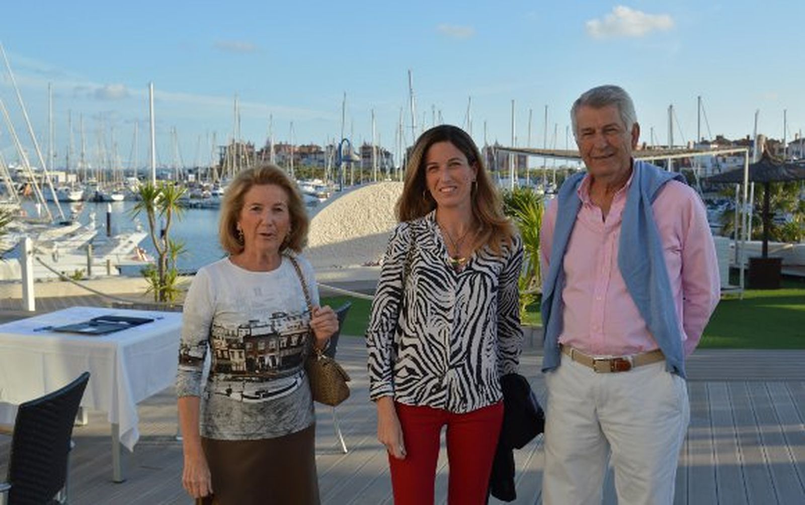 Leonor Caballero con sus padres, Leonor Lacave y Fernando Caballero.

Foto: Ignacio Casas de Ciria
