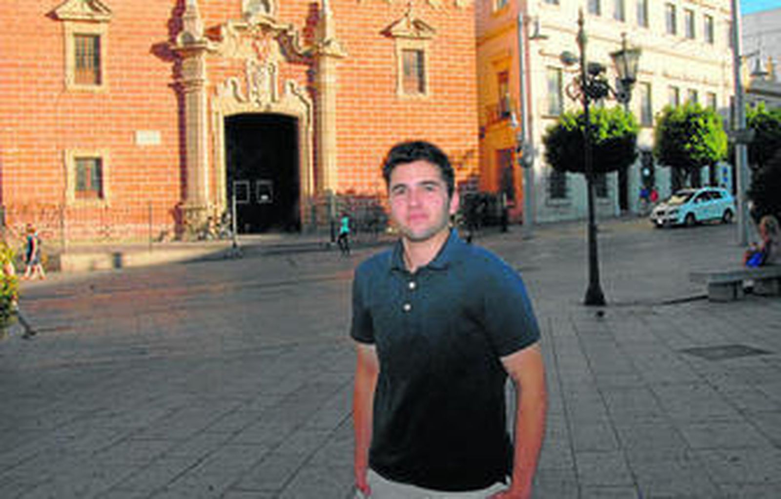 Alex Salinas con la Iglesia Mayor de San Fernando al fondo.