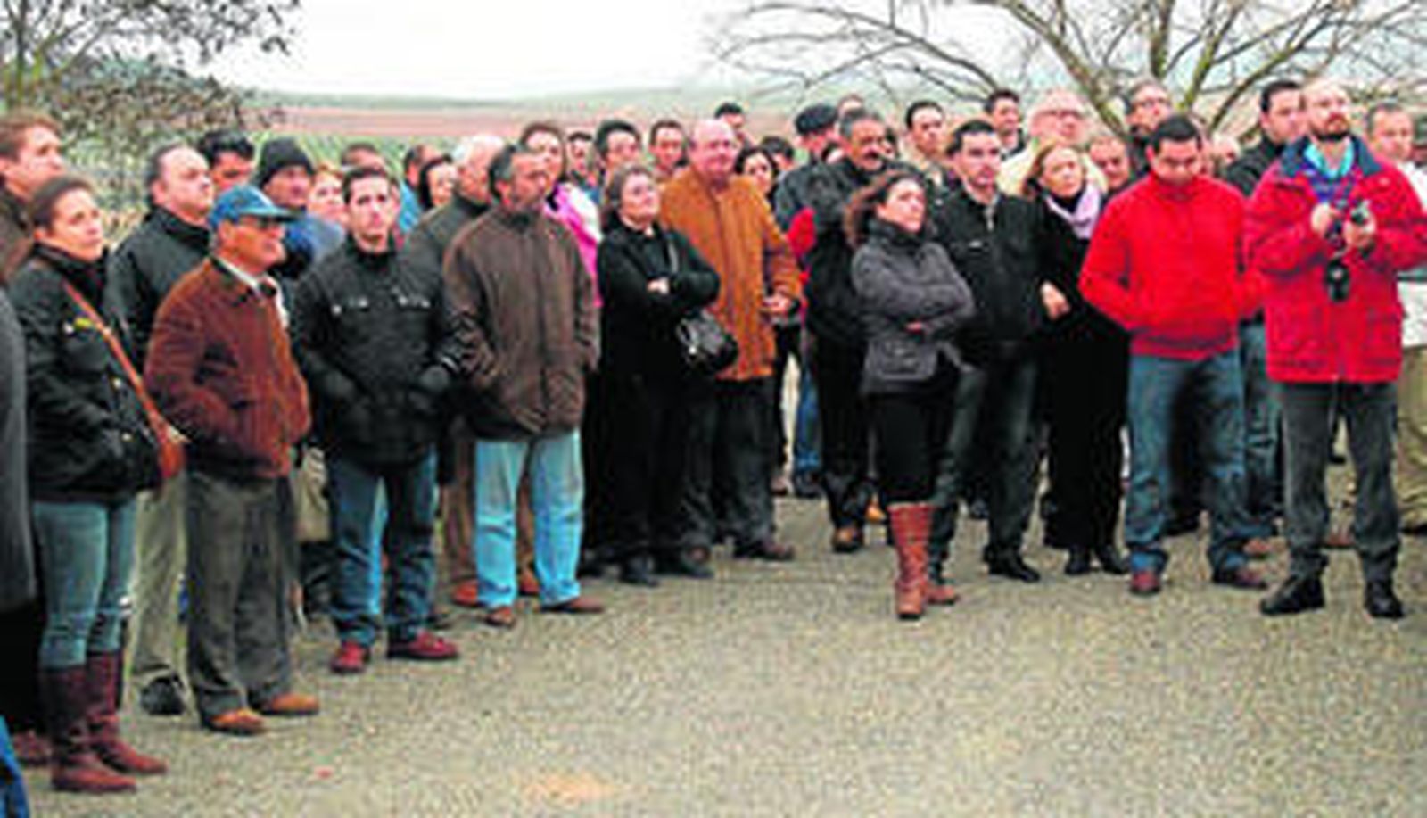 Concentración desarrollada ayer en las inmediaciones de la aldea de Cordobilla, en el término municipal de Puente Genil.