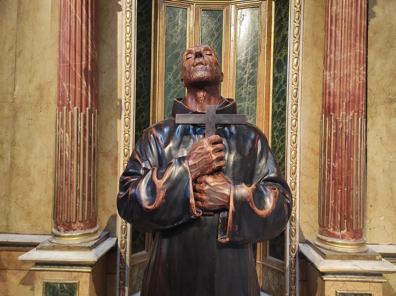 Esta escultura de Jacinto Higueras que puedes ver en la capilla representa a San Juan de Dios.