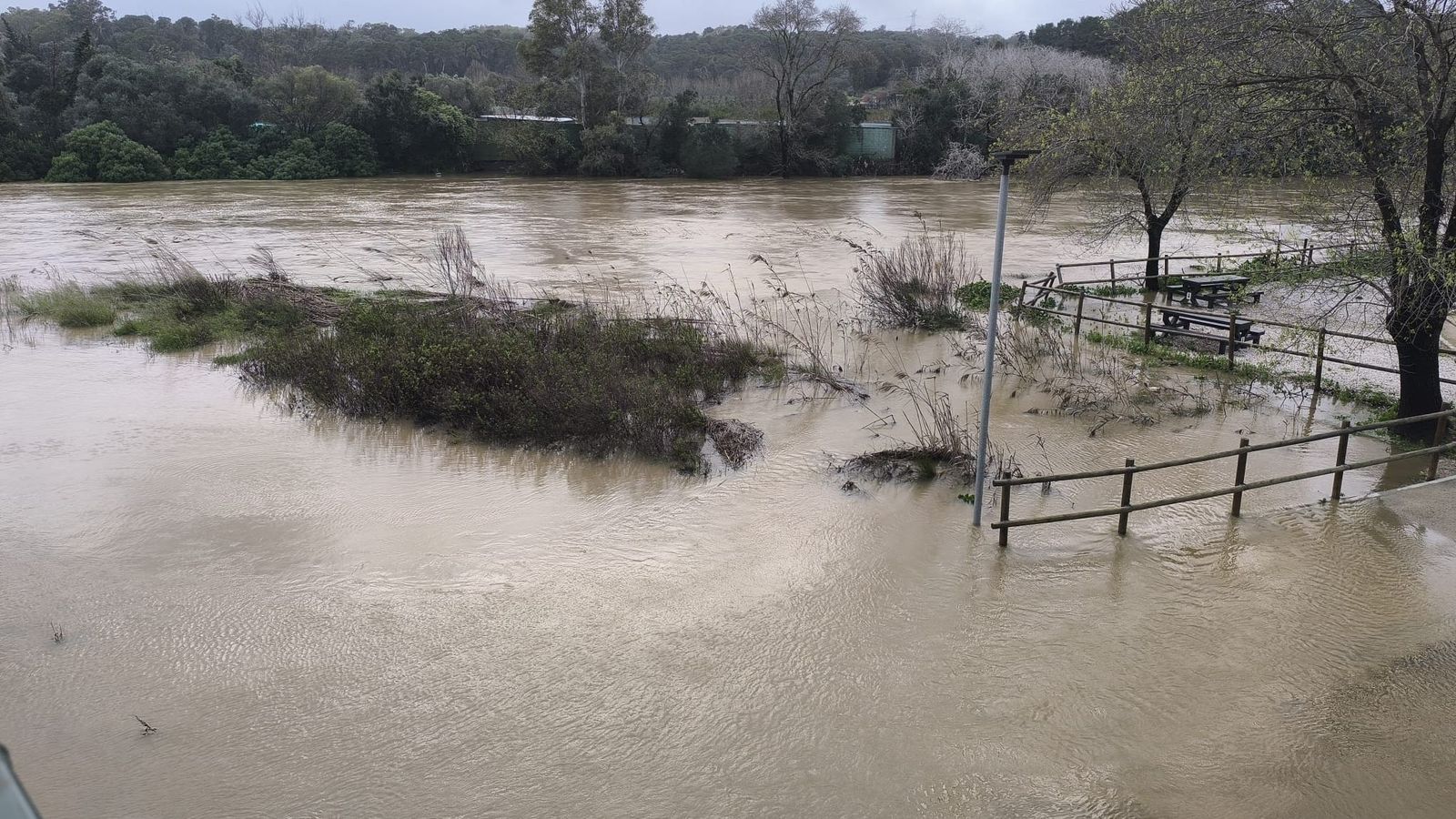Una de las vías cortada en la provincia de Cádiz por inundación.
