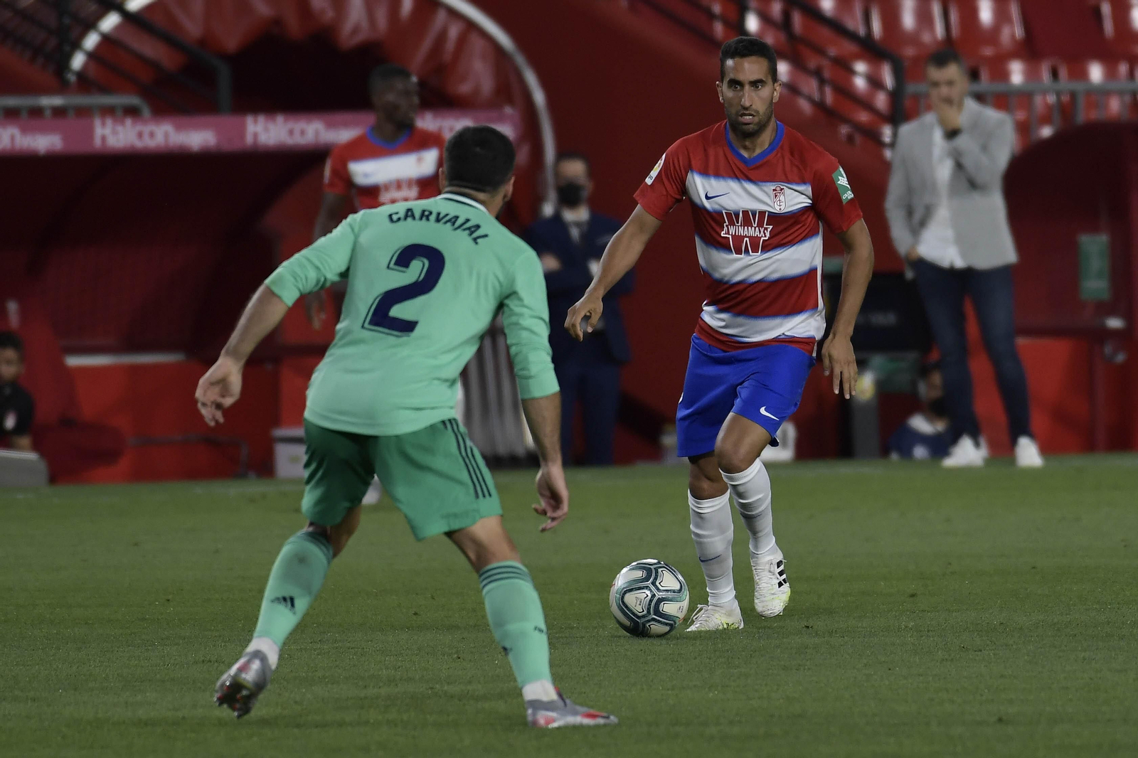 Ángel Montoro encara a Carvajal ante la mirada atenta de Diego Martínez