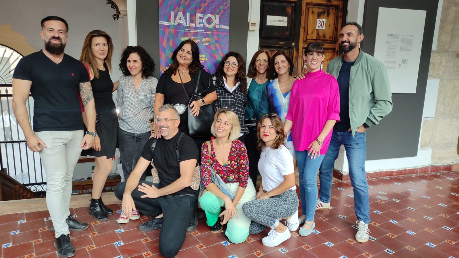 Grupo de profesores que exponen una muestra colectiva en la propia Escuela de Arte.