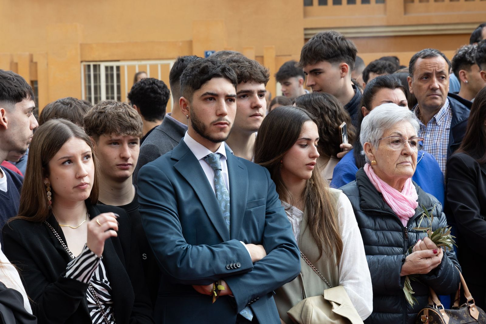 Los jiennenses se echan a la calle para presenciar la primera de las procesiones de la jornada: la Borriquilla (I)