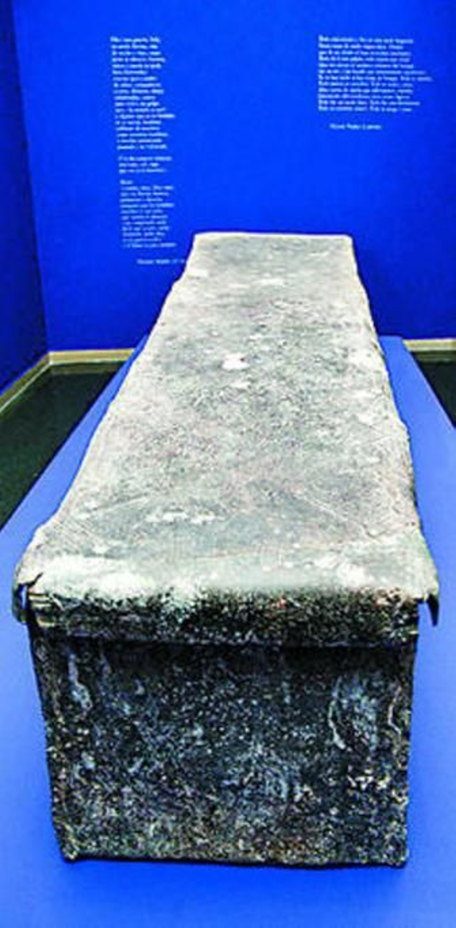 José María Báez, Victoria Fernández y Rafael Blanco, junto a 'Cristo muerto' de Antonio del Castillo.