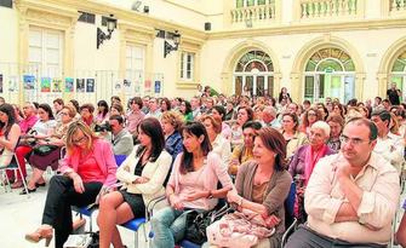En el Patio de Luces no cabía nadie más, hubo gente que se quedó de pie al final de la sala.