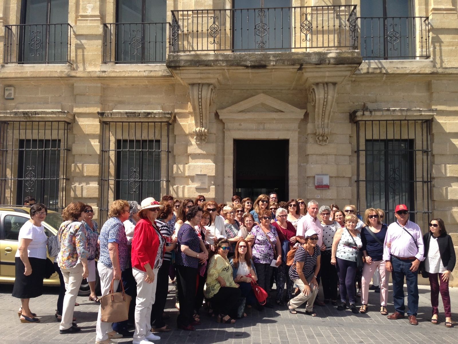 Visitantes frente al Museo de la Ciudad.