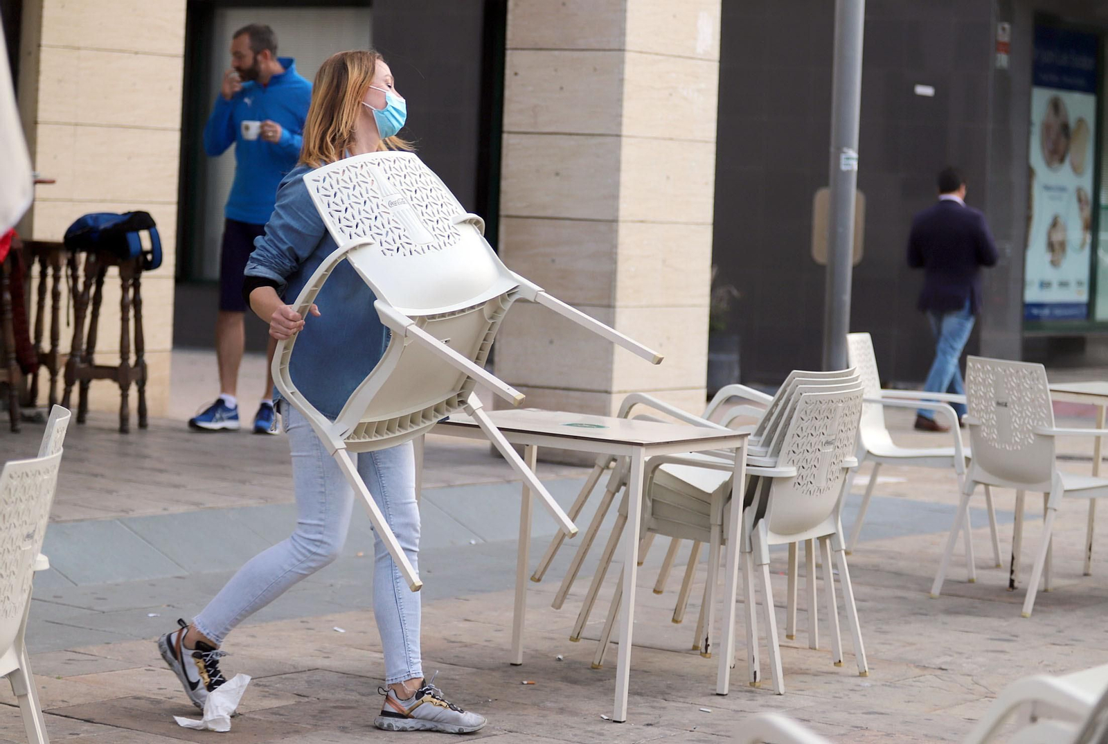 Imágenes del cierre de comercios bares y terrazas a causa de las nuevas restricciones por la Covid en Huelva