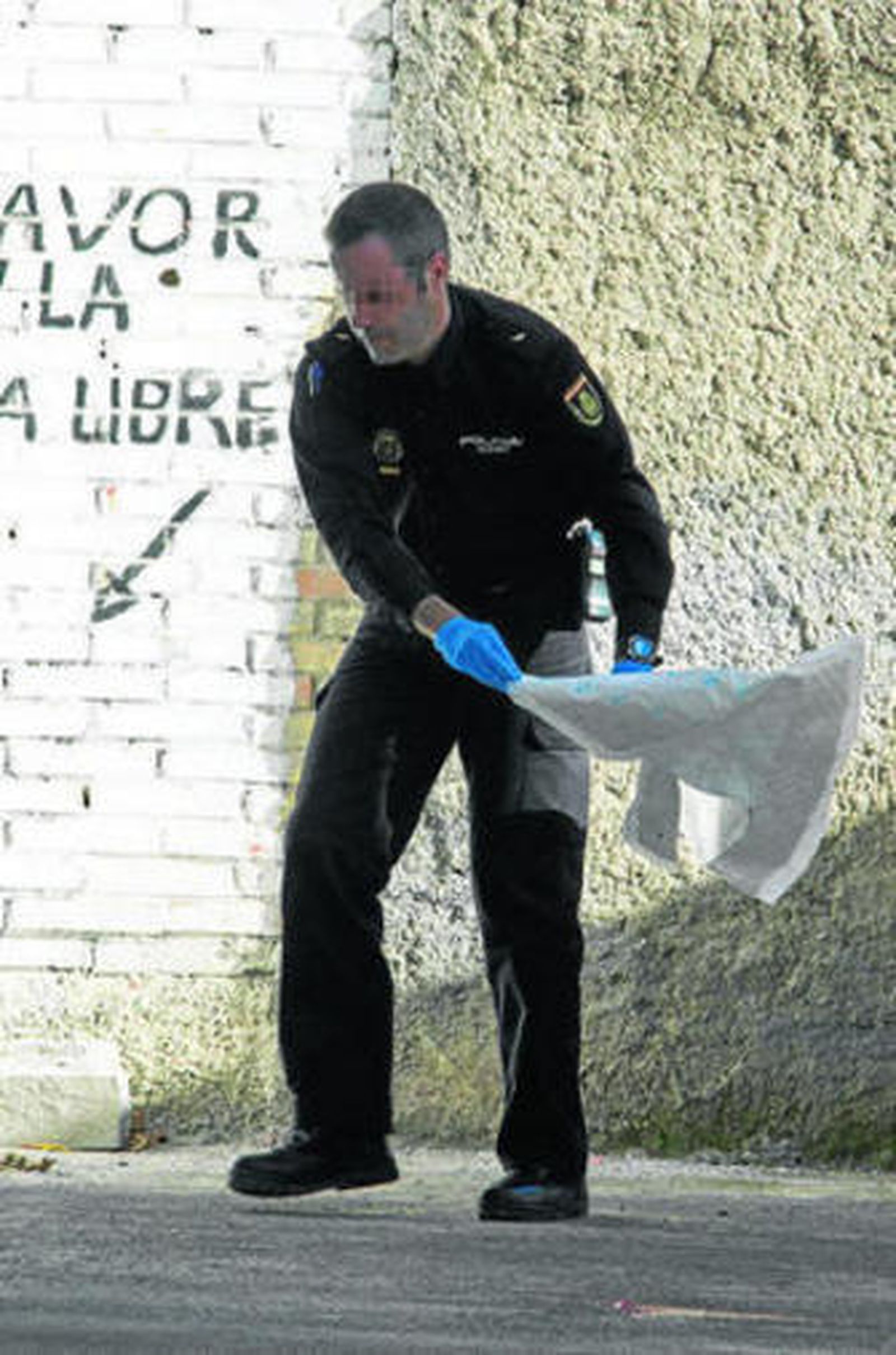 Un policía en el lugar en el que cayó el bebé.