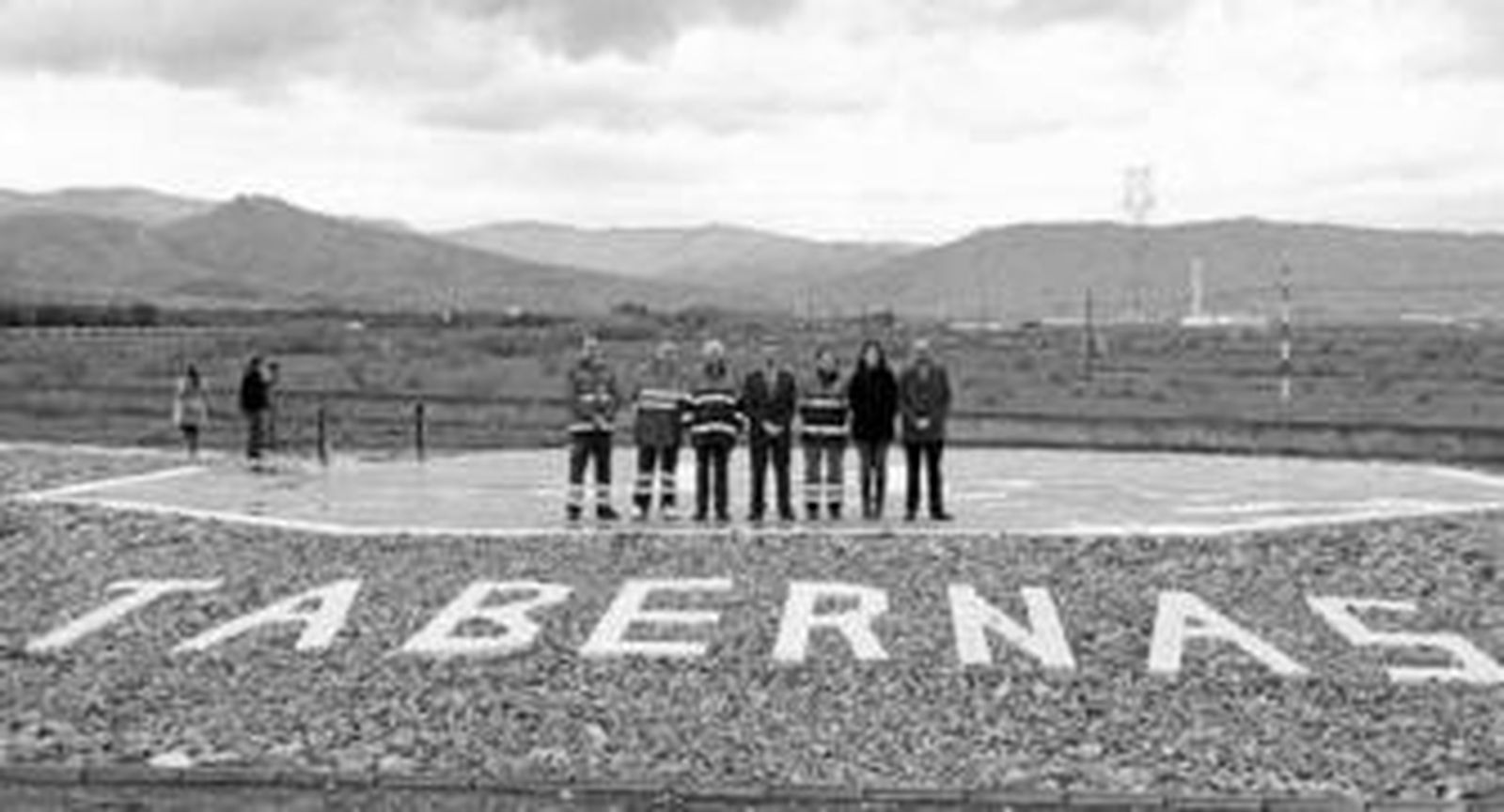 Los representantes de las distintas administraciones asistentes además de profesionales del 061 en la nueva superficie.